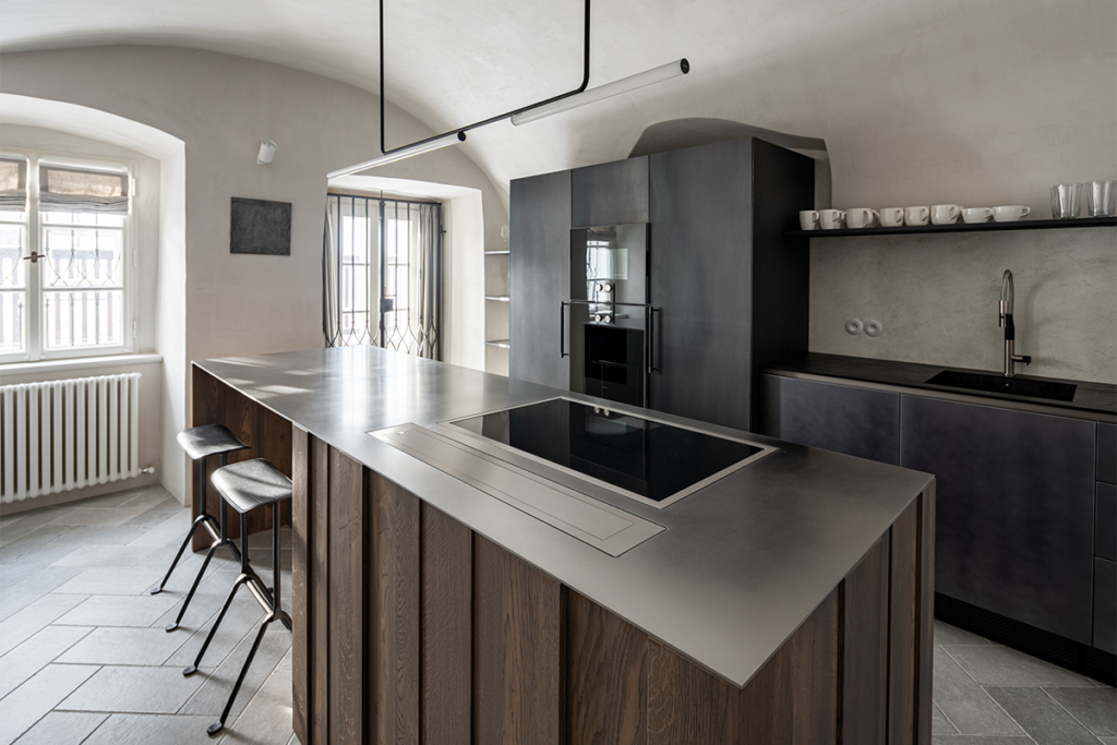 Una antigua caseta de vigilancia ahora es una casa cómoda y contemporánea