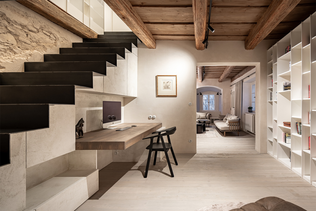 Una antigua caseta de vigilancia ahora es una casa cómoda y contemporánea