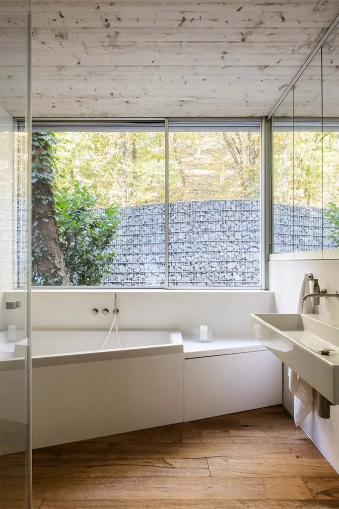 Una vivienda en eslovaquia pensada para desaparecer en el bosque