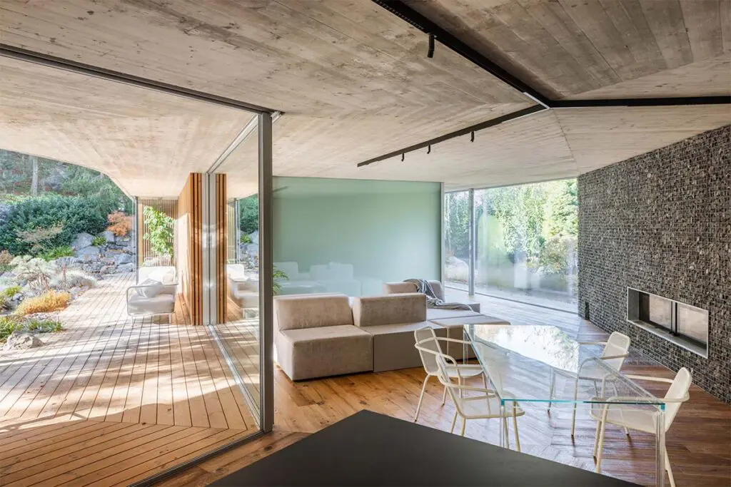 Una vivienda en eslovaquia pensada para desaparecer en el bosque