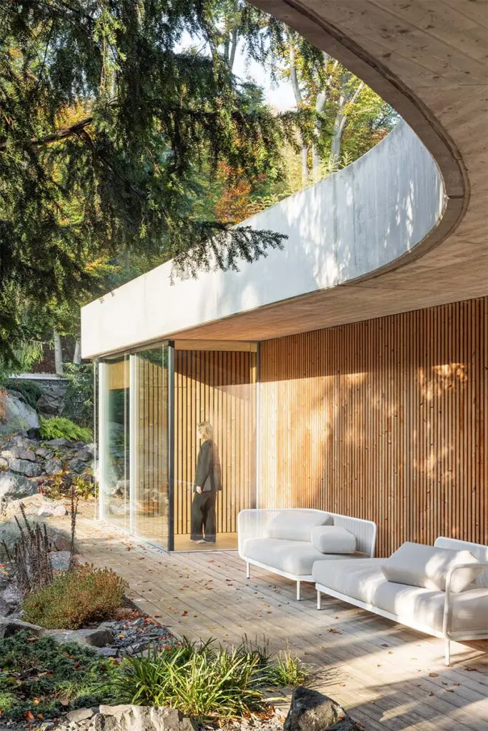 Una vivienda en eslovaquia pensada para desaparecer en el bosque