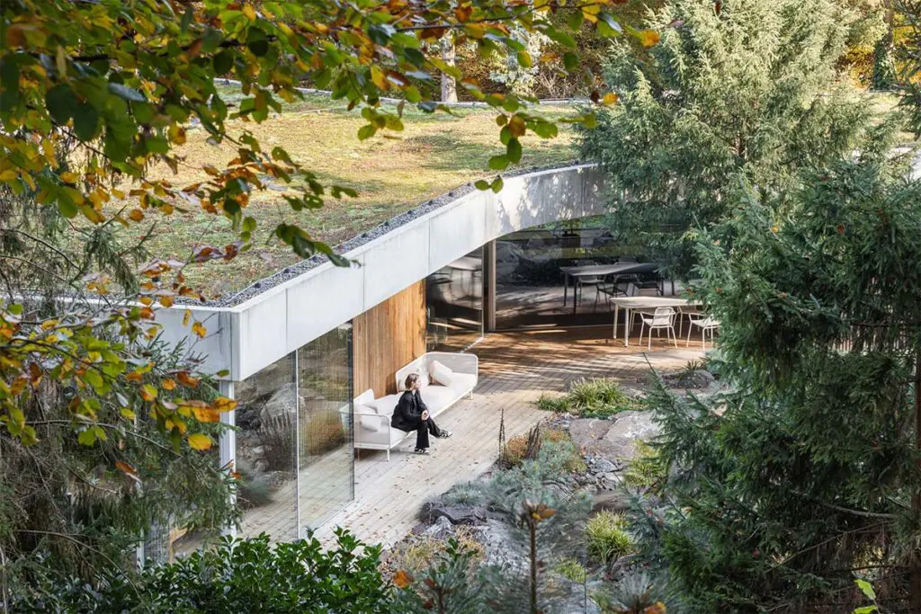 Una vivienda en eslovaquia pensada para desaparecer en el bosque