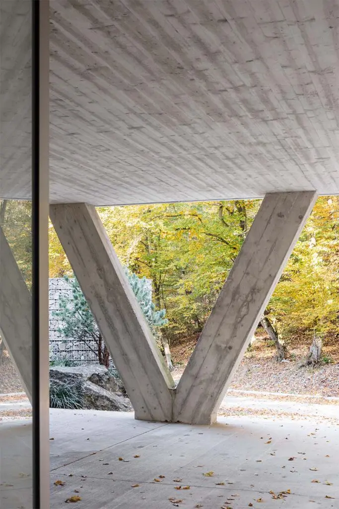 Una vivienda en eslovaquia pensada para desaparecer en el bosque