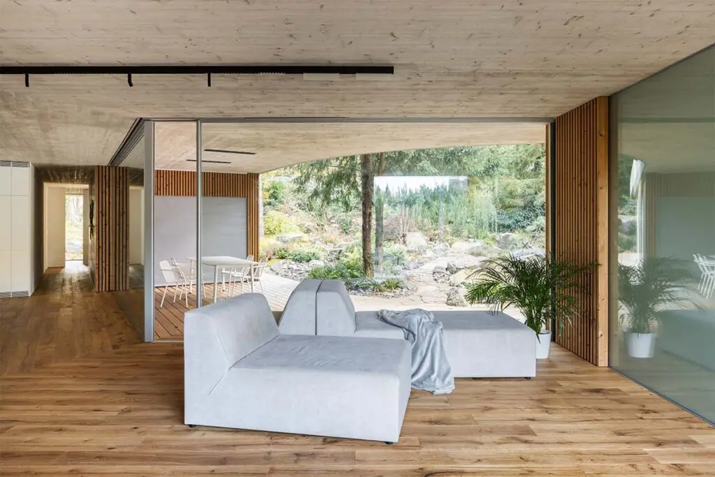 Una vivienda en eslovaquia pensada para desaparecer en el bosque