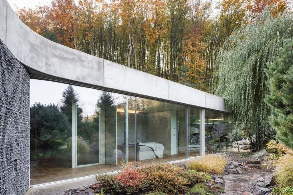 Una vivienda en eslovaquia pensada para desaparecer en el bosque