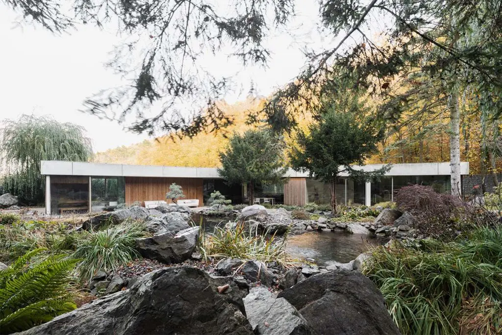 Una vivienda en eslovaquia pensada para desaparecer en el bosque