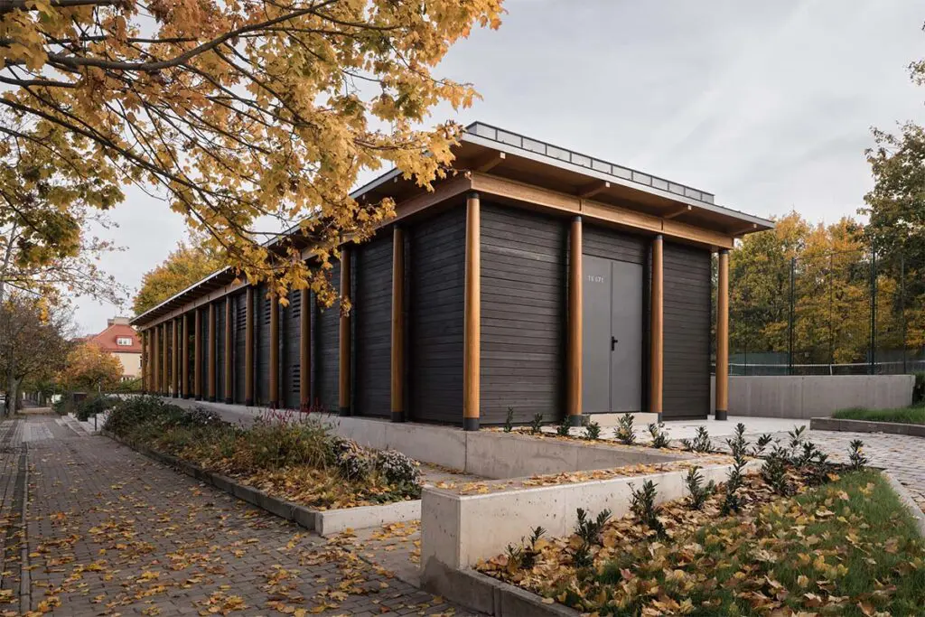 Un pabellón en armonía con el paisaje que funciona como un club de tenis