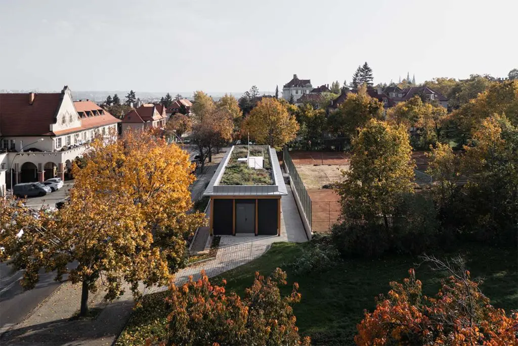 Un pabellón en armonía con el paisaje que funciona como un club de tenis