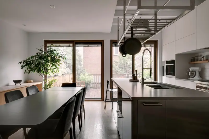 Un dúplex cálido, luminoso y minimalista inspirado en la riqueza cultural de japón Un dúplex cálido, luminoso y minimalista inspirado en la riqueza cultural de japón