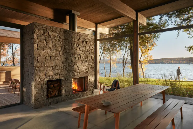 Press kit | 1077-09 - press release | atelier pierre thibault - a modern family home - kastella - residential architecture - outdoor table - photo credit: maxime brouillet