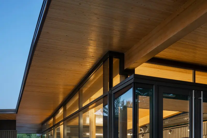 El galardonado diseño de un centro acuático al borde de un río en canadá Press kit | 2263-06 - press release | opeongo: reinventing the park pavilion - anne carrier architecture - institutional architecture - photo credit: stephane groleau