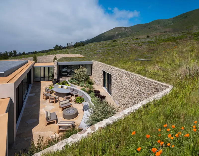 Conozca esta hermosa casa sostenible de campo en california
