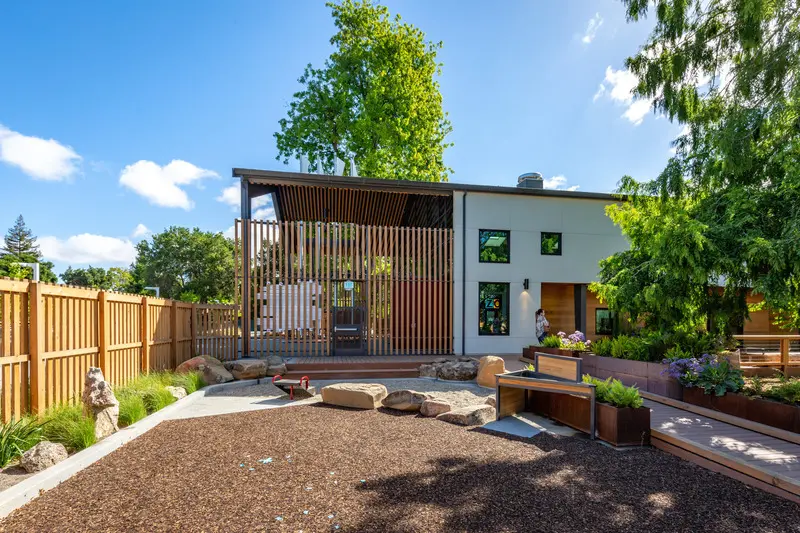 Press kit | 2757-27 - press release | a new zoo experience in silicon valley - caw architects - institutional architecture -    view from the educational wing and courtyard. - photo credit: marco zecchin photography