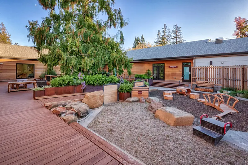 Press kit | 2757-27 - press release | a new zoo experience in silicon valley - caw architects - institutional architecture -  the  education wing was designed to fit in and around the existing mature oaks. - photo credit: marco zecchin photography