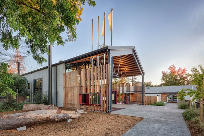 Press kit | 2757-27 - press release | a new zoo experience in silicon valley - caw architects - institutional architecture -  natural elements surround the palo alto junior museum and zoo (jmz). - photo credit: marco zecchin photography