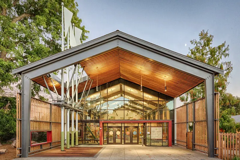 Press kit | 2757-27 - press release | a new zoo experience in silicon valley - caw architects - institutional architecture -  large swings invite curiosity and play at the entrance to the palo alto junior museum and zoo (jmz). - photo credit: marco zecchin photography