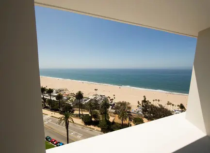 Press kit | 2933-02 - press release | ocean residence - heusch inc. - residential interior design - view from master  - photo credit: david koenig 