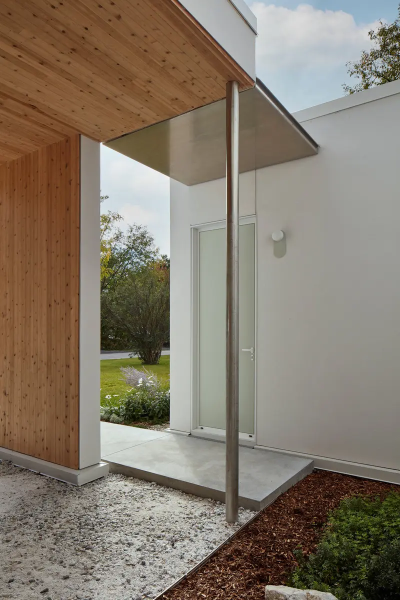 Casas prefabricadas, sostenibles y de lujo, el futuro de la arquitectura en colombia y el mundo Press kit | 3010-03 - press release | butternut - maurice martel architecte - residential architecture - entrance - photo credit: maxime brouillet