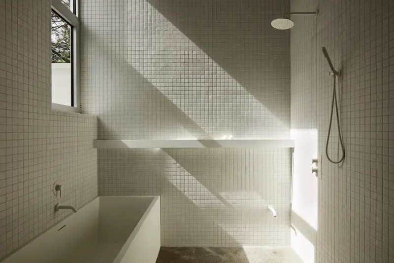 Casas prefabricadas, sostenibles y de lujo, el futuro de la arquitectura en colombia y el mundo Press kit | 3010-03 - press release | butternut - maurice martel architecte - residential architecture - bathroom - photo credit: maxime brouillet
