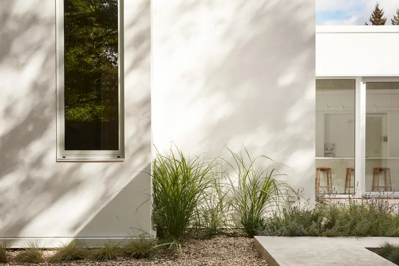 Casas prefabricadas, sostenibles y de lujo, el futuro de la arquitectura en colombia y el mundo Press kit | 3010-03 - press release | butternut - maurice martel architecte - residential architecture - landscape - photo credit: maxime brouillet