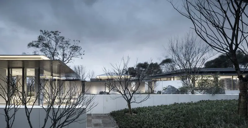 Una encantadora casa contemporánea en medio del verde de un bosque solitario en china