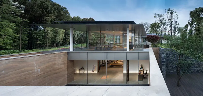 Una encantadora casa contemporánea en medio del verde de un bosque solitario en china