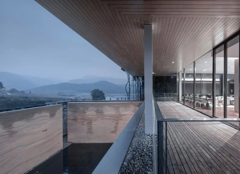 Una encantadora casa contemporánea en medio del verde de un bosque solitario en china