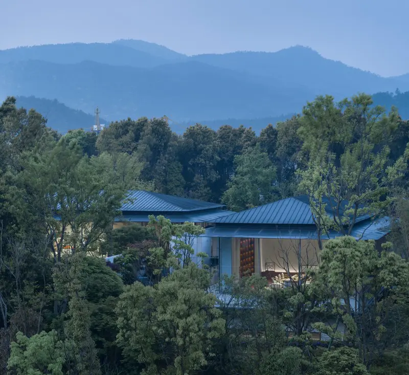 Una encantadora casa contemporánea en medio del verde de un bosque solitario en china