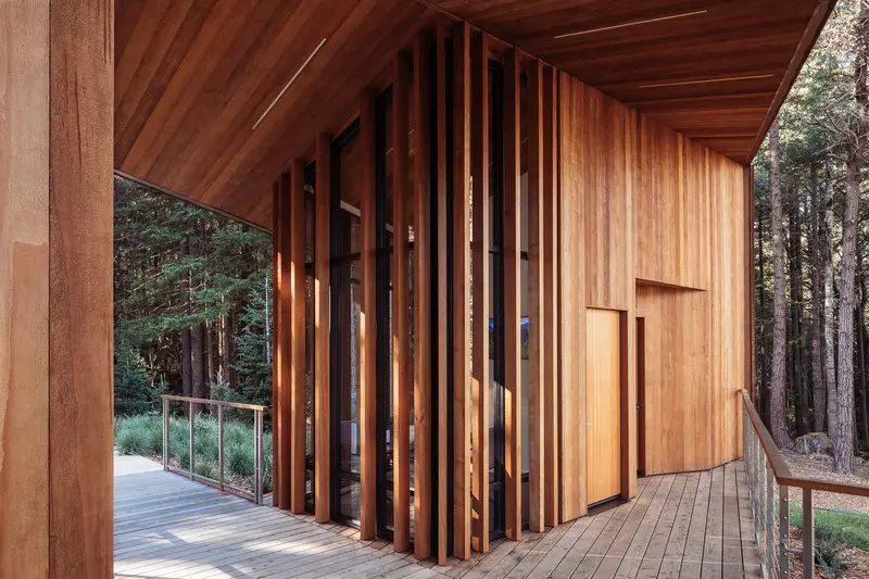 Una cabaña sostenible en medio de un bosque: el mejor escape del 2021