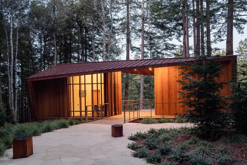 Una cabaña sostenible en medio de un bosque: el mejor escape del 2021