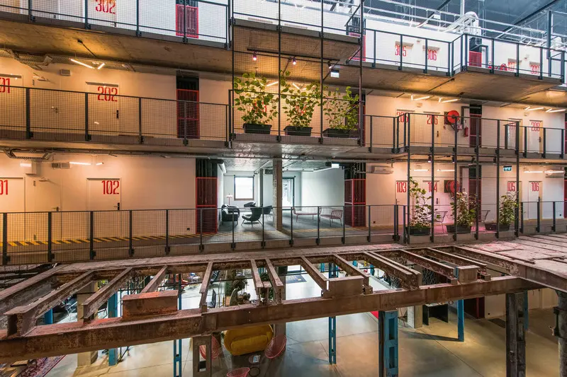 Esta antigua fábrica de dulces en polonía fue transformada en un sorprendente hotel Press kit | 5829-01 - press release | a sugar factory żnin transformed into a hotel complex - bulak projekt - industrial architecture - mezzanine - photo credit: nalewajk. Pl