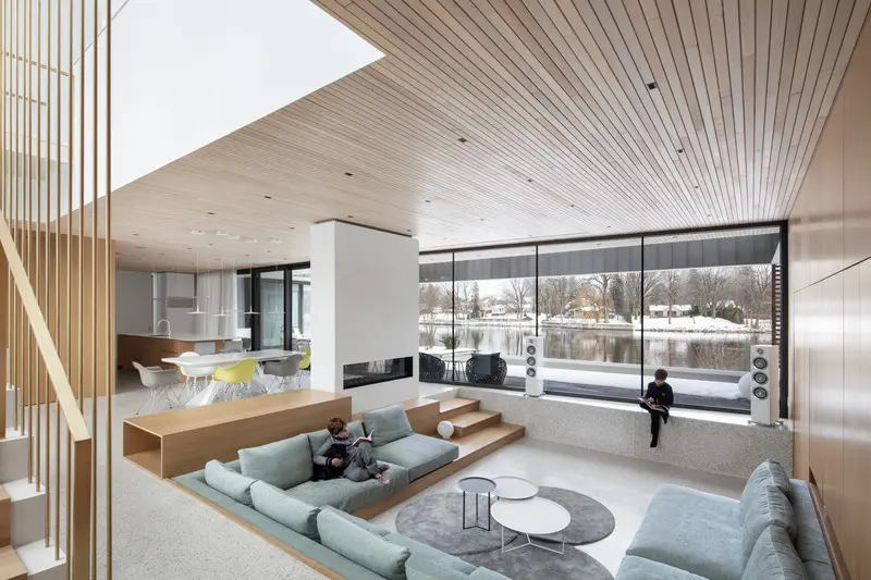 Una vivienda familiar diseñada a las orillas de un río para disfrutar de la naturaleza y la vegetación