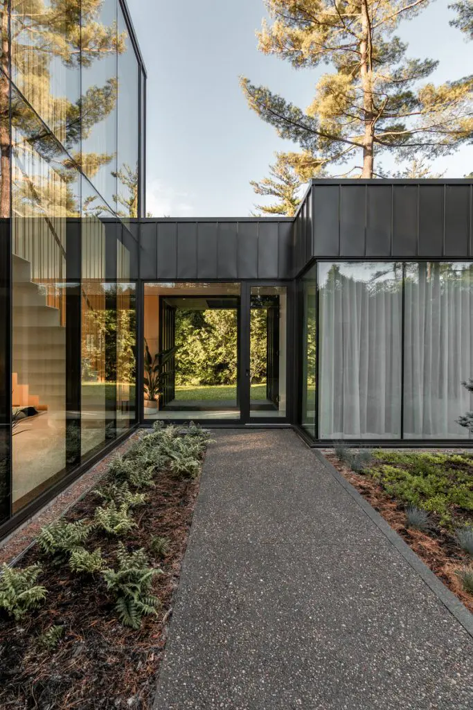 Una vivienda familiar diseñada a las orillas de un río para disfrutar de la naturaleza y la vegetación