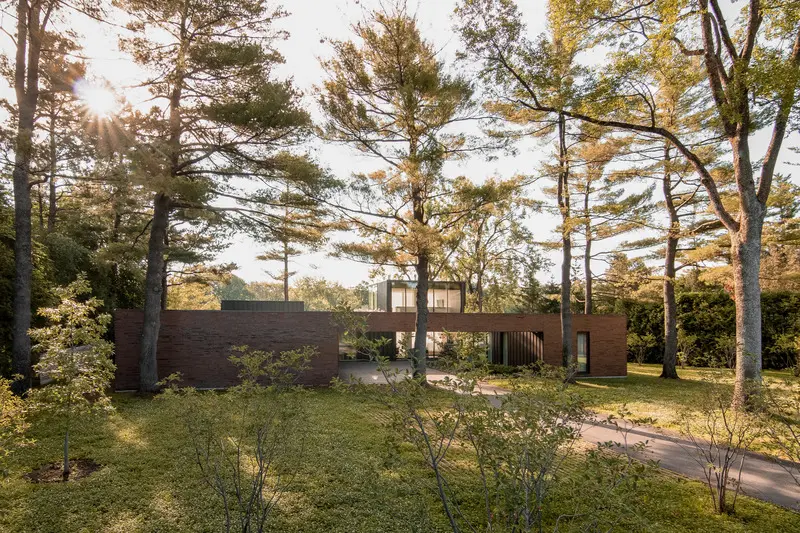 Una vivienda familiar diseñada a las orillas de un río para disfrutar de la naturaleza y la vegetación