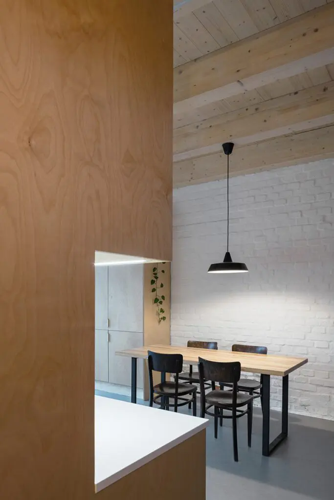 La renovación de esta casa dejó como resultado un espacio cómodo y cálido