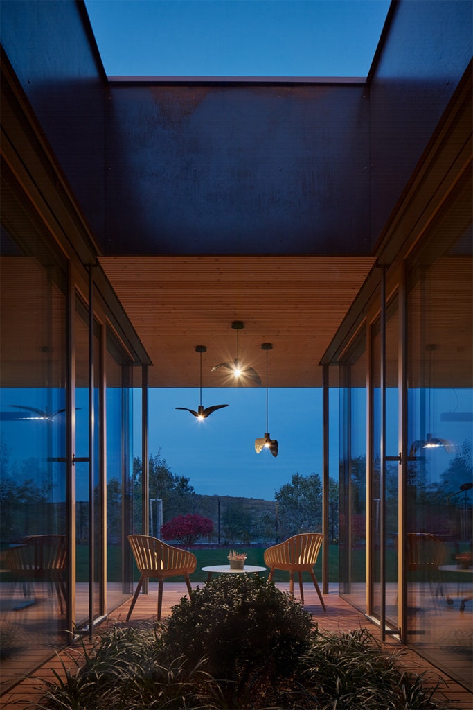 En esta casa la vegetación del exterior impregna en el interior de la obra