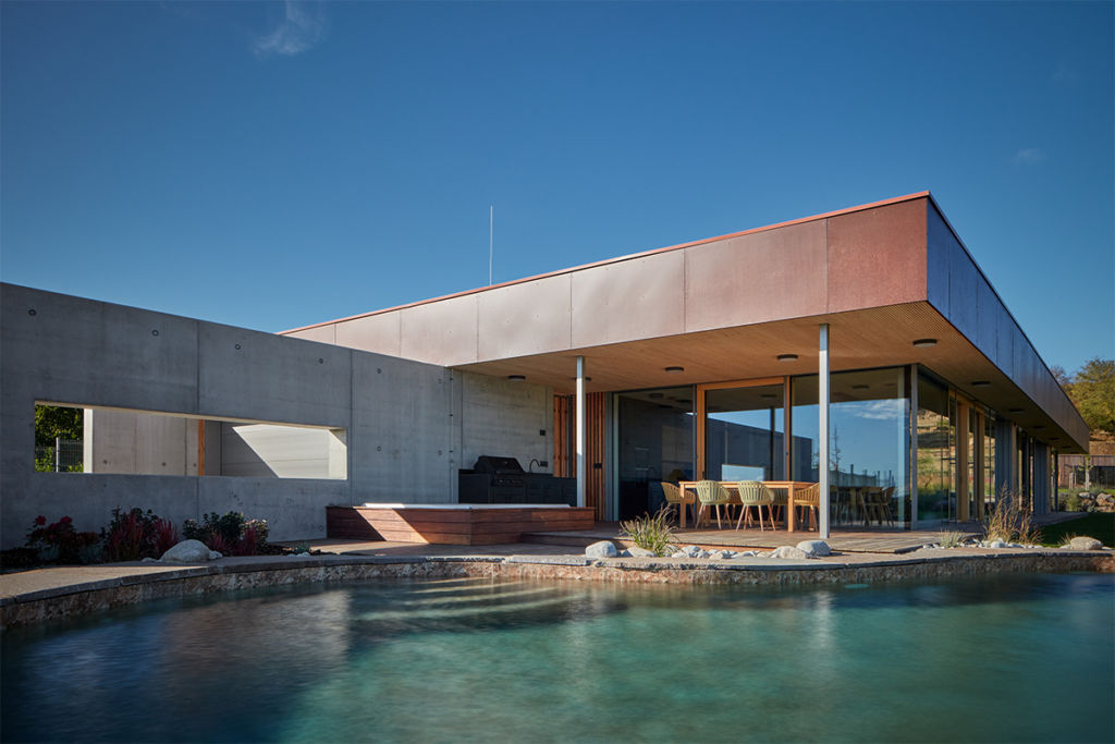 En esta casa la vegetación del exterior impregna en el interior de la obra