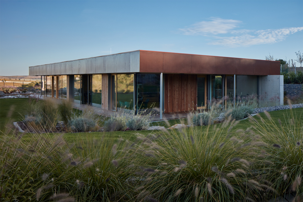 En esta casa la vegetación del exterior impregna en el interior de la obra