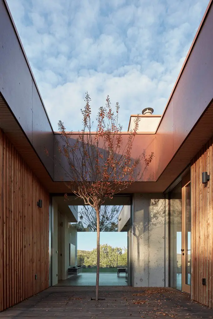 En esta casa la vegetación del exterior impregna en el interior de la obra