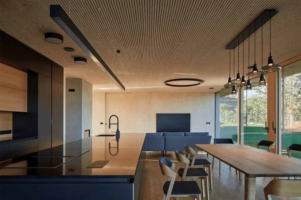 En esta casa la vegetación del exterior impregna en el interior de la obra