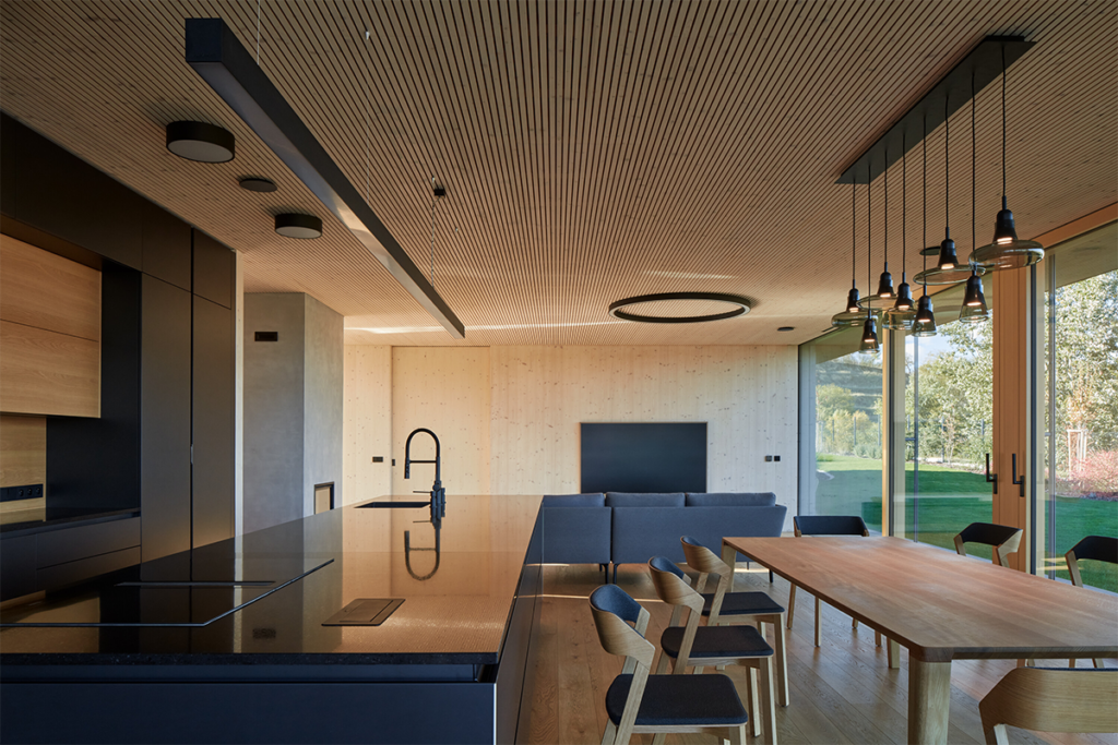 En esta casa la vegetación del exterior impregna en el interior de la obra