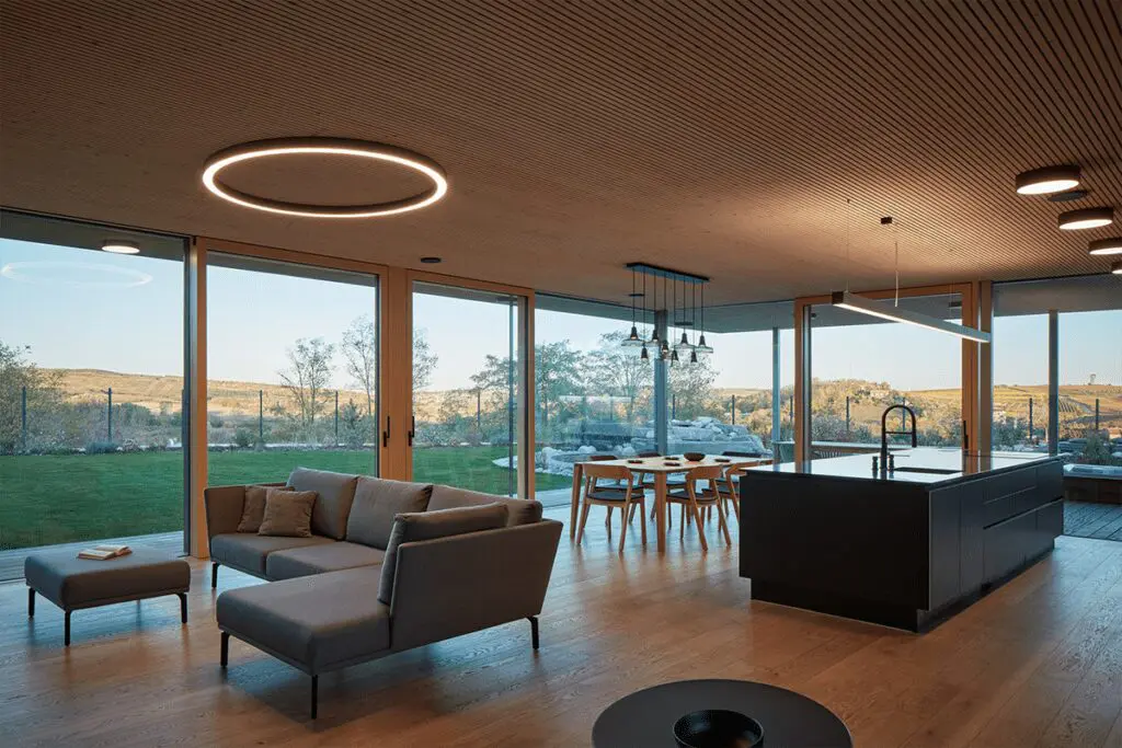 En esta casa la vegetación del exterior impregna en el interior de la obra
