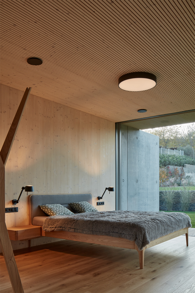 En esta casa la vegetación del exterior impregna en el interior de la obra