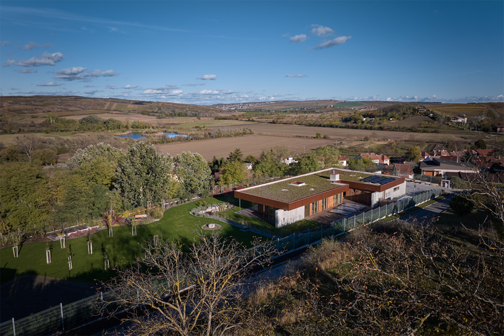 En esta casa la vegetación del exterior impregna en el interior de la obra