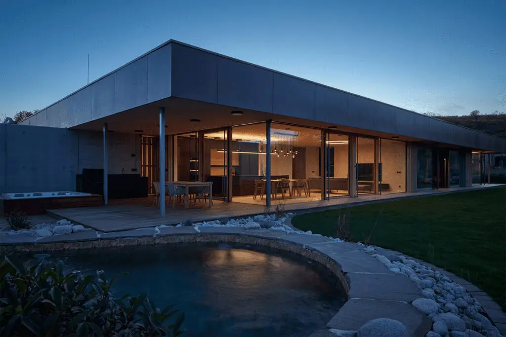 En esta casa la vegetación del exterior impregna en el interior de la obra