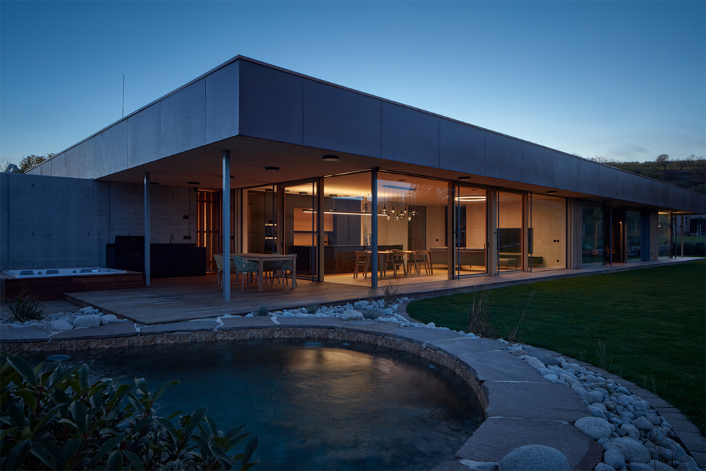 En esta casa la vegetación del exterior impregna en el interior de la obra