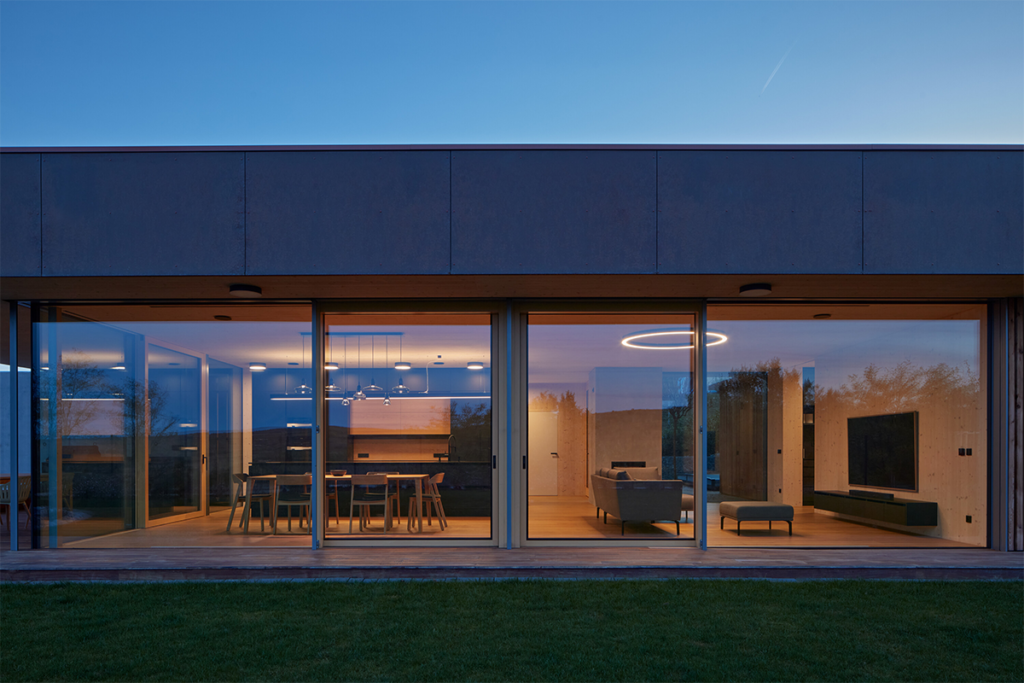 En esta casa la vegetación del exterior impregna en el interior de la obra