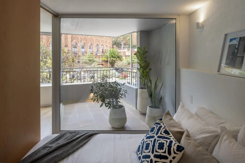 La remodelación de un edificio cercano a la plaza de toros de bogotá, construido en 1971