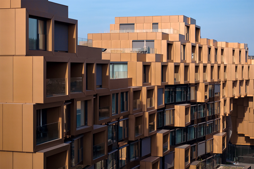 Un edificio fragmentado en praga que parece un conjunto de cajas compiladas