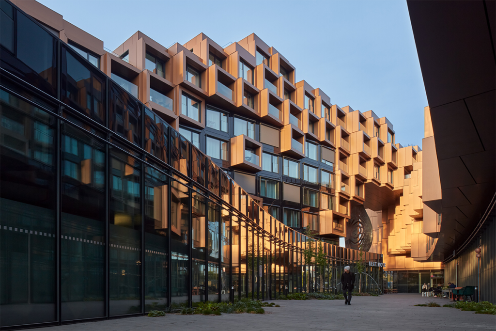 Un edificio fragmentado en praga que parece un conjunto de cajas compiladas